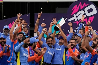 രോഹിത്തിന് അഞ്ചുകോടി, ദ്രാവിഡിന് അതിന്റെ പകുതി; ബിസിസിഐയുടെ 125 കോടി എങ്ങനെ കിട്ടും ഓരോരുത്തർക്കും?