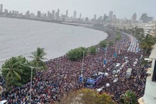 ലോകം നേടിയ നീലപ്പടയെ ഒരുനോക്കുകാണാൻ മുംബൈ അറബിക്കടൽ തീരത്ത് മഴ നനഞ്ഞ് ജനസാഗരം