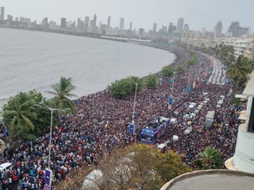 ലോകം നേടിയ നീലപ്പടയെ ഒരുനോക്കുകാണാൻ മുംബൈ അറബിക്കടൽ തീരത്ത് മഴ നനഞ്ഞ് ജനസാഗരം