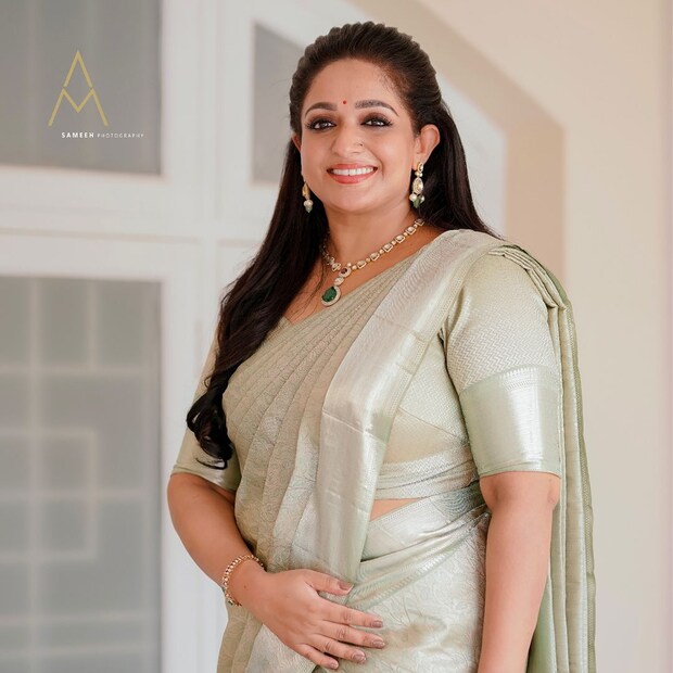  ഓഫ് വൈറ്റ് നിറത്തിലുള്ള ചുരിദാർ ധരിച്ച് കയ്യിൽ ഒരു താമരയും പിടിച്ചുകൊണ്ടുള്ള ചിത്രമാണ് കാവ്യാ പിറന്നാൾ ദിനത്തിൽ ആരാധകർക്കായി പങ്കുവെച്ചിരിക്കുന്നത്.