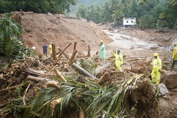 കോഴിക്കോട് വിലങ്ങാട്ട് മണ്ണിടിച്ചില്‍; ഒരാളെ കാണാതായി; 15 കുടുംബങ്ങള്‍ ഒറ്റപ്പെട്ടു