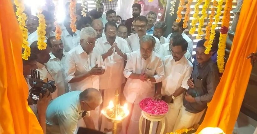  ഇതിന്റെ പിന്നിലെ സ്വാർഥത വോട്ട് ബാങ്കാണ്. രാജ്യത്തെ എന്നും കയ്യിൽ വച്ച് ആസ്വദിക്കുക എന്ന ലക്ഷ്യത്തോടെയുള്ള ഗൂഢനീക്കമാണു പലപ്പോഴും സർക്കാരുകൾ നടത്തുന്നത്. ഇതിനായി ഇപ്പോൾ ന്യൂനപക്ഷങ്ങളെ കൂട്ടുപിടിക്കുകയാണെന്നും സുകുമാരൻ നായർ പറഞ്ഞു.