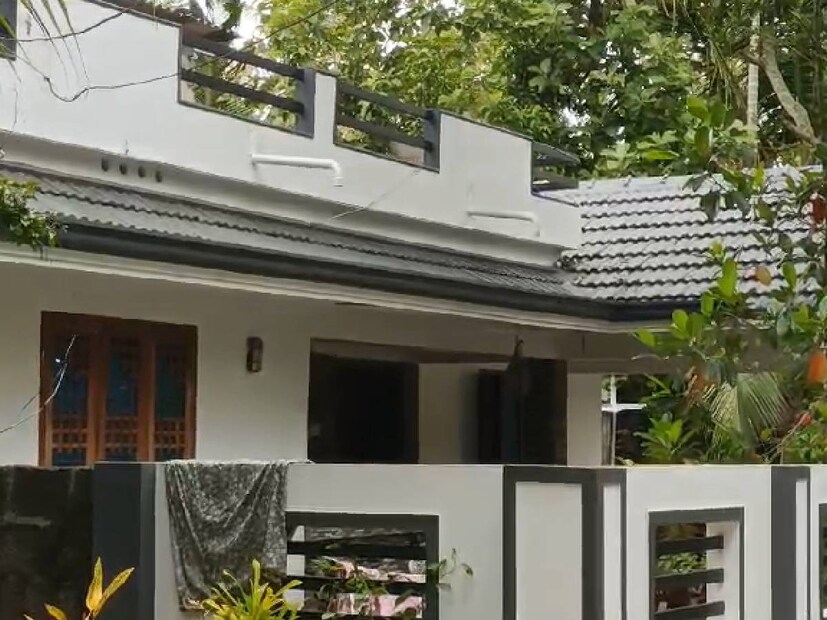  പ്രതികള്‍ ചേര്‍ന്ന് കാറില്‍ വച്ച് കലയെ കൊലപ്പെടുത്തിയ ശേഷമാണ് സെപ്റ്റിക് ടാങ്കില്‍ കുഴിച്ചുമൂടിയത് എന്നാണ് മൊഴിയില്‍ പറയുന്നത്. മൊഴി സത്യമാണോ എന്ന് സ്ഥിരീകരിക്കാന്‍ സെപ്റ്റിക് ടാങ്ക് തുറന്ന് പരിശോധന ആരംഭിച്ചിരിക്കുകയാണ് പൊലീസ്.