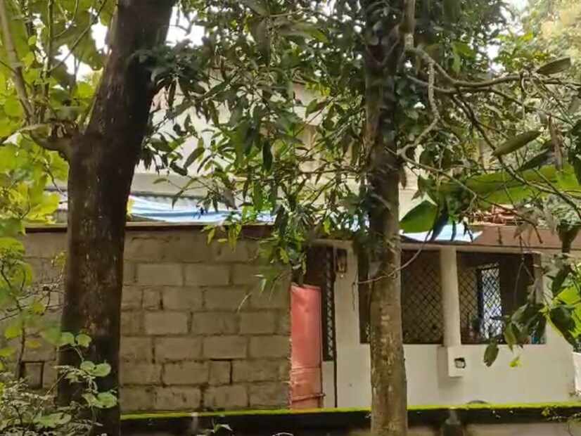  പഴയ ബാത്ത്‌റൂം പൊളിച്ച് കളയാത്തതുമായി ബന്ധപ്പെട്ട് നാട്ടുകാര്‍ നിരവധി തവണ സംശയം ഉന്നയിച്ചിരുന്നു. ഇപ്പോള്‍ കൊലപാതകത്തിലേക്ക് സൂചന നല്‍കുന്ന ഊമകത്ത് കൂടി ലഭിച്ചതിന്റെ അടിസ്ഥാനത്തിലാണ് പൊലീസ് അന്വേഷണം ശക്തമാക്കിയത്.