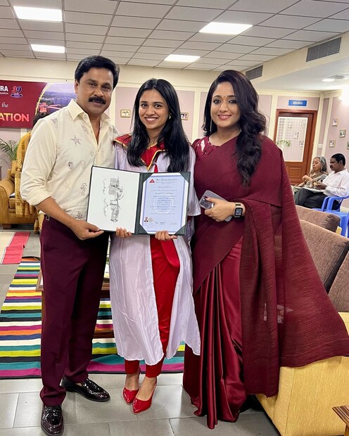 ദിലീപ് മാത്രമല്ല, കാവ്യാ മാധവനും ഉണ്ടായിരുന്നു ഡോക്ടർ ബിരുദം നേടിയ മകൾ മീനൂട്ടിയുടെ അരികിലായി. ഇനി കുഞ്ഞി മാമാട്ടിക്കും ചേച്ചി കരസ്ഥമാക്കിയ വലിയ നേട്ടത്തിന്റെ കഥ കേട്ട് വളരാം; അനിയത്തിക്ക് പ്രിയം വ്‌ളോഗിംഗിനോടാണെങ്കിലും. മീനാക്ഷി പഠിച്ചിറങ്ങിയ കോളേജ് സിനിമാലോകത്തിന് വേറെയും താരങ്ങളെ സമ്മാനിച്ചിട്ടുണ്ട്. ഇവിടെ പഠിച്ച പ്രമുഖ നടനും, നടിയായ താരപുത്രിയുമുണ്ട് (തുടർന്ന് വായിക്കുക)