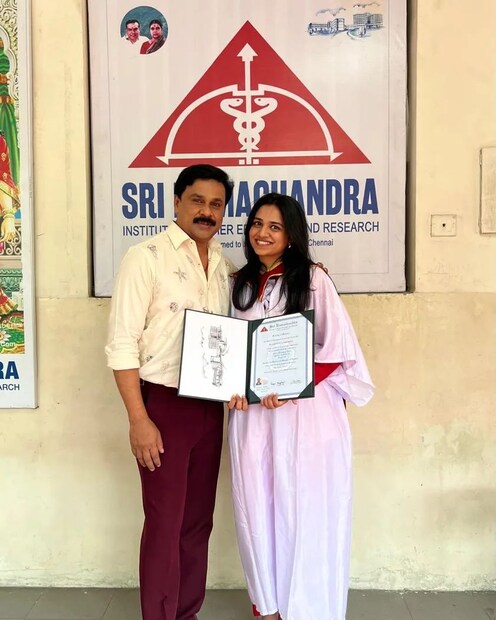  ബിരുദദാന ചടങ്ങിൽ ദിലീപും കാവ്യ മാധവനും പങ്കെടുത്തു. മകളുടെ ചിത്രത്തിനൊപ്പം സ്വപ്നം പൂവണിഞ്ഞതായി ദിലീപ് കുറിച്ചു. (Image: Dileep/ Instagram)
