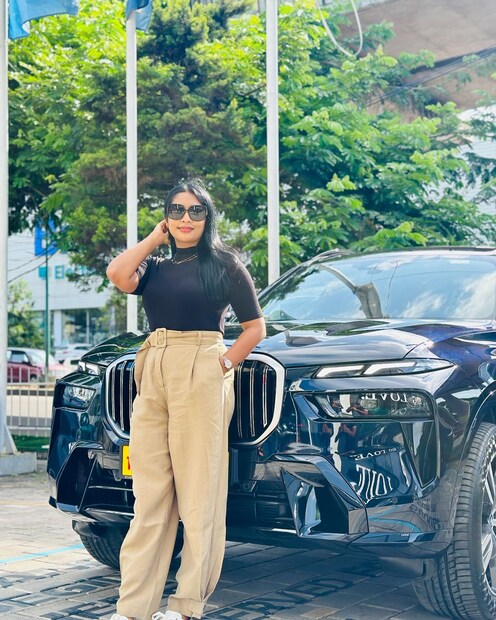  സോഷ്യൽ മീഡിയയിൽ സജീവമായ താരം ,തന്റെ എല്ല വിശേഷങ്ങളും പങ്കുവയ്ക്കാറുണ്ട്. ഇപ്പോഴിതാ പുതിയ വിശേഷം പങ്കുവച്ച് എത്തിയിരിക്കുകയാണ് താരം. ഡ്രീം കാർ സ്വന്തമാക്കിയ വിശേഷമാണ് താരം ആരാധകരുമായി പങ്കുവച്ചിരിക്കുന്നത്.
