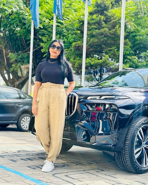  എന്ന് കുറിച്ചാണ് താരം വീഡിയോ ആദ്യം പങ്കുവച്ചത്. ഇതിനു പിന്നാലെ ദൈവത്തിന് നന്ദി അറിയിച്ച് കൊണ്ട് ചിത്രങ്ങളും താരം പങ്കുവച്ചിട്ടുണ്ട്. ഏകദേശം 1.30 കോടി രൂപയാണ് വാഹനത്തിന്റെ എക്സ്ഷോറൂം വില. ഇതോടെ നിരവധി പേരാണ് താരത്തിനു ആശംസകള്‍ നേര്‍ന്ന് എത്തുന്നത്.