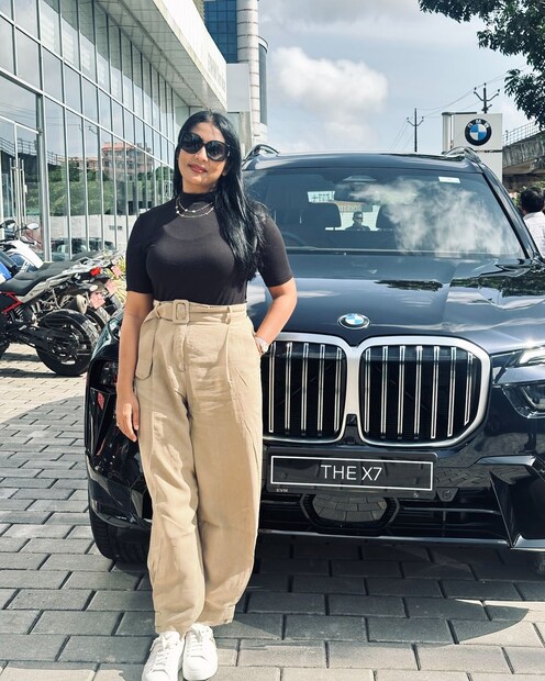  "എൻ്റെ കുടുംബത്തിലേക്ക് ഒരു പുതിയൊരാളെ കൂടി സ്വാഗതം ചെയ്യുന്നതിനാൽ ഈ പ്രത്യേക നിമിഷത്തിൽ എന്നോടൊപ്പം ചേരൂ - അതിശയിപ്പിക്കുന്ന BMW X7! ഈ യാത്ര അവിശ്വസനീയമായിരുന്നു, നിങ്ങളുമായി ഇത് പങ്കിടാതെ പറ്റില്ല.
