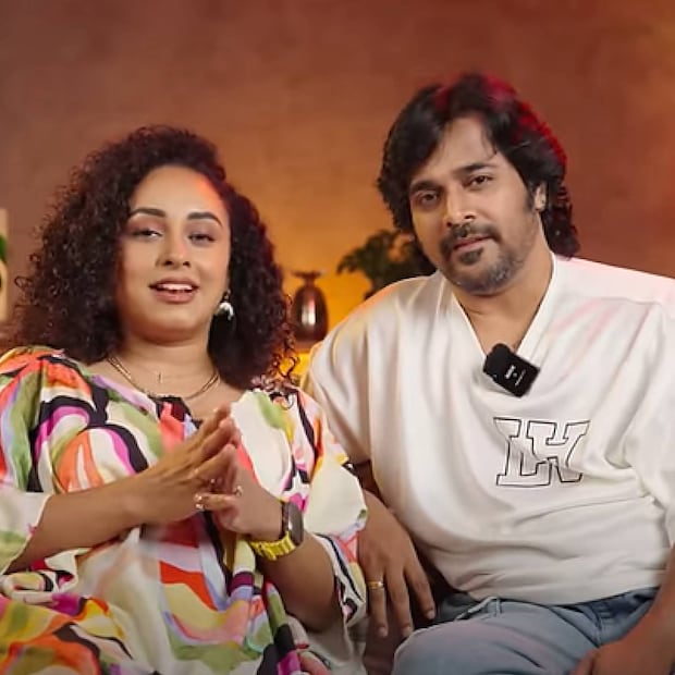 പേളിയും ശ്രീനിഷും കൂടിയുള്ള വീഡിയോയിൽ, താരം ഹെഡ്ഫോൺ ആണ്. രണ്ടുപേരിൽ ഒരാൾ ഹെഡ്ഫോൺ ചെവിയിൽ വച്ചിരിക്കുമ്പോൾ, മറ്റെയാൾ പറയുന്നത് ചുണ്ടനക്കം നോക്കി കൃത്യമായി പറയുന്നതാണ് ചലഞ്ജ്. ഇതിനിടെ പേളി ഒരു രസമുള്ള കാര്യം കൂടി പറയുന്നുണ്ട് 