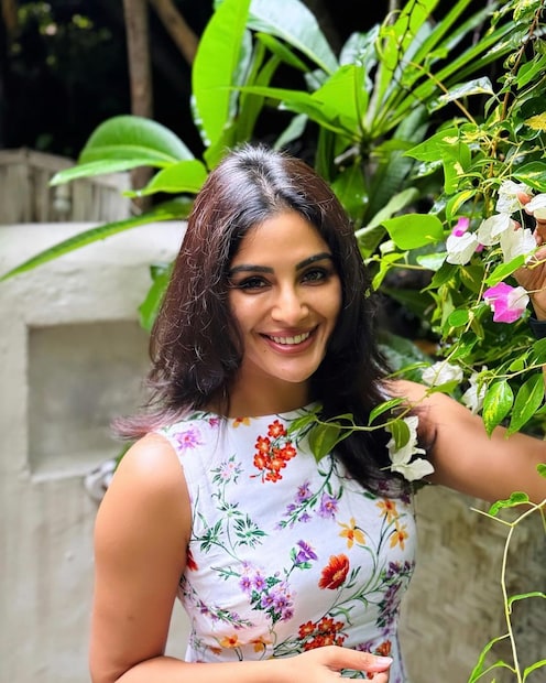  വളരെ ചുരുങ്ങിയ കാലം കൊണ്ട് തെന്നിന്ത്യന്‍ സിനിമാലോകത്ത് പ്രശസ്തമായി മാറിയ മലയാളി നടിയാണ് സംയുക്ത. 2016ല്‍ പോപ്കോണ്‍ എന്ന സിനിമയിലൂടെ അരങ്ങേറ്റം കുറിച്ച താരം തീവണ്ടിയിലെ ടോവിനോ തോമസിന്‍റെ നായിക വേഷത്തിലൂടെയാണ് ശ്രദ്ധിക്കപ്പെട്ടത്.