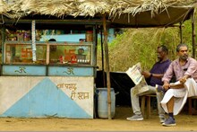 മേക്കോവറിൽ വിനായകനും കൂടെ സുരാജും; ബംഗാളി നായരുടെ ചായക്കടയിൽ തമ്മിലിടഞ്ഞ് 'തെക്ക് വടക്ക്' വീഡിയോ