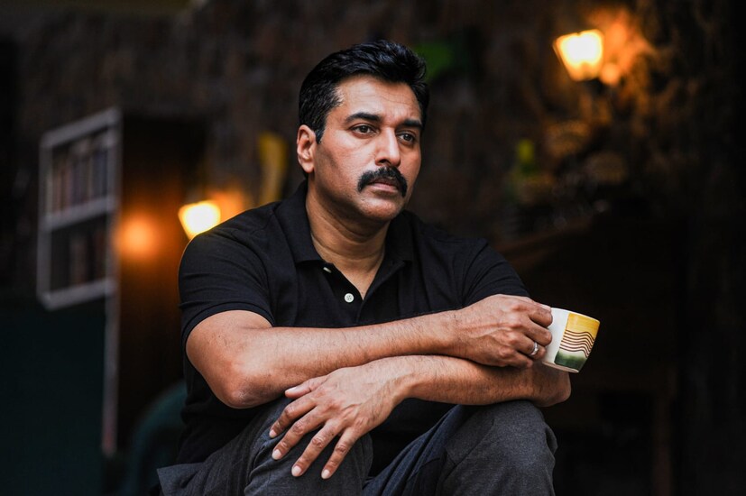  ഷബീർ മലവട്ടത്താണ് നിർമ്മാണ സംഘാടകൻ. നീന ഗുപ്തയും റഹ്മാനും പ്രധാന കഥാപാത്രങ്ങളായി എത്തുന്ന തൗസൻ്റ് ബേബീസിൽ (1000 Babies) രാധിക രാധാകൃഷ്ണൻ, സഞ്ജു ശിവരാമൻ, ജോയ് മാത്യു, അശ്വിൻ കുമാർ, ഷാജു ശ്രീധർ, ഇർഷാദ് അലി, കലേഷ് രാമാനന്ദ്, ശ്രീകാന്ത് മുരളി എന്നിങ്ങനെ വലിയൊരു താരനിര തന്നെ മറ്റു കഥാപാത്രങ്ങൾക്കായി അണിനിരന്നിരിക്കുന്നു.