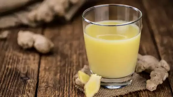  ഇഞ്ചി നീര് (Ginger Juice Shots):മൺസൂണിൽ ഫിറ്റ്നസ് നിലനിർത്താൻ ജിഞ്ചർറൂട്ടിൽ നിന്ന് നേരിട്ട് വേർതിരിച്ചെടുത്ത ഇഞ്ചി നീര് കഴിക്കുന്നത് വളരെ ആരോഗ്യകരമാണ്. കാലാനുസൃതമായ പനി, ചുമ, ജലദോഷ മാറ്റാനും പ്രതിരോധശേഷി വർദ്ധിപ്പിക്കാനും ഇത് സഹായിക്കും.