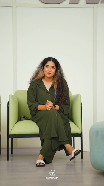 മുതലാളിയായി മാറിയിരിക്കുന്ന പതിവില്ല അഭിരാമിക്ക്. ഇടയ്ക്കിടെ വീട്ടിൽ ചില ഭക്ഷണ കൂട്ടുകളൊക്കെ അഭിരാമി പരീക്ഷിക്കും. ചിലപ്പോൾ കഫെയിൽ എത്തുന്ന അതിഥികളെ നേരിട്ട് സ്വീകരിക്കുന്നത് അഭിരാമിയായിരിക്കും
