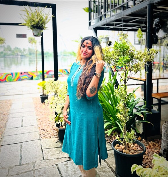 കുട്ടിത്താരവും, ഗായികയുമായി പ്രേക്ഷകരുടെ ഇടയിലേക്ക് വന്നുചേർന്ന അഭിരാമി സുരേഷ് ഇന്നിപ്പോൾ തന്റേതായ ഒരു ഇടം പടുതിയർത്തുന്ന സംരംഭകയാണ്. കൊച്ചിയിൽ കഫെ ഉട്ടോപ്യ എന്ന പേരിൽ അഭിരാമിക്ക് ഒരു റെസ്റ്റോറന്റ് ഉണ്ട് 