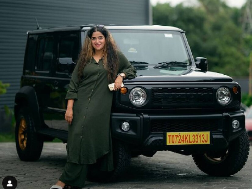 സിനിമാ, സെലിബ്രിറ്റി ലോകത്തെ വാർത്താ താരങ്ങളിൽ ഒരാളാണ് അഭിരാമി സുരേഷ്. പലപ്പോയിഴും തന്റേതല്ലാത്ത കാര്യങ്ങൾക്ക് അഭിരാമി വിവാദങ്ങളിൽ വന്നുപെടാറുണ്ട്. അതേസമയം, അക്കാര്യങ്ങൾ ഒരു വ്യക്തിയും കുടുംബവും എന്ന നിലയിൽ തന്നെ എത്രത്തോളം ബാധിക്കുന്നു എന്ന കാര്യം തുറന്നു പറഞ്ഞിട്ടുള്ളയാളാണ് അഭിരാമി സുരേഷ്. ആ അഭിരാമി ഇതാ ഒരു വലിയ സന്തോഷത്തിന്റെ ഉടമയായിരിക്കുന്നു