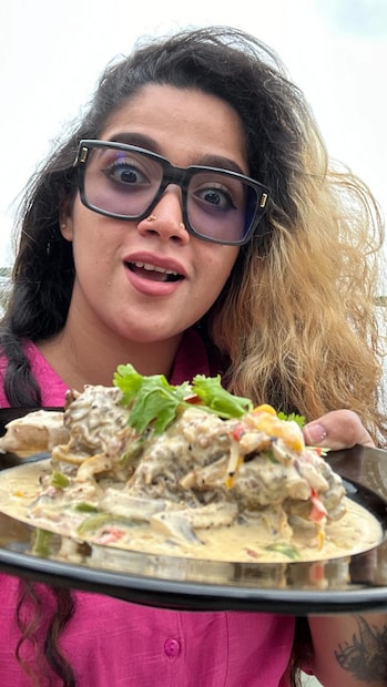 കഴിഞ്ഞ കുറച്ചു വർഷങ്ങൾ, ജീവിതം കുഴഞ്ഞുമറിഞ്ഞ ഒരു യാത്രപോലെയെയായിരുന്നു എന്ന് അഭിരാമി സുരേഷ്. കയറ്റിറക്കങ്ങളും, കഠിനാധ്വാനവും, കണ്ണ് തുറപ്പിച്ച അനുഭവങ്ങളും നിറയെ. അതിനിടയിൽ ഒരിക്കൽ പോലും മുകളിൽ നിന്നുള്ള മാർഗ്ഗദീപം കാണാമറയത്തായിരുന്നില്ല... (തുടർന്ന് വായിക്കുക)
