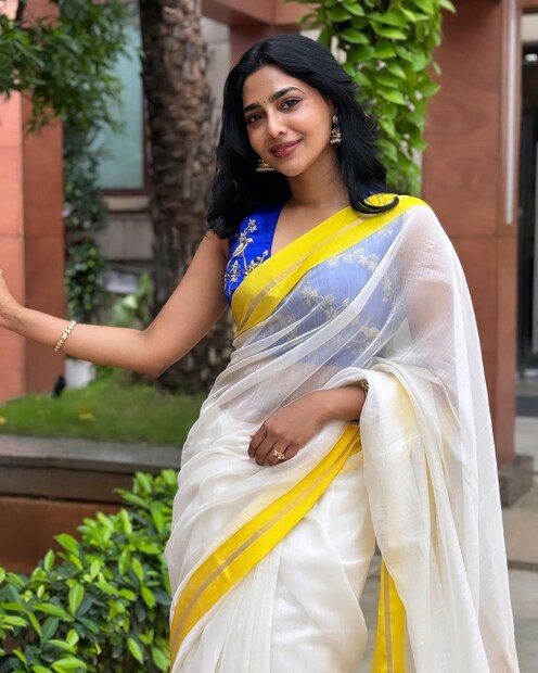  ഐശ്വര്യ ലക്ഷ്മി(Aishwarya Lekshmi): വ്യത്യസ്ഥമായ അഭിനയ മികവിലൂടെ ആരാധകരുടെ മനം കവർന്ന നടിയാണ് ഐശ്വര്യ ലക്ഷ്മി(Aishwarya Lekshmi). മോഡിലിങ്ങിലൂടെ അഭിനയരം​ഗത്ത് എത്തിയ ഐശ്വര്യയുടെ ആദ്യ ചിത്രം ഞണ്ടുകളുടെ നാട്ടിൽ ‌ഒരു ഇടവേളയാണ്. യഥാർത്ഥത്ത ജീവികത്തിൽ ഐശ്വര്യ ഒരു ഡോക്ടറാണ്. ശ്രീനാരായണ ഇൻസ്റ്റിറ്റ്യൂട്ട് ഓഫ് മെഡിക്കൽ സയൻസസ് (എസ്എൻഐഎംഎസ്)ൽ നിന്നാണ് താരം എംബിബിഎസ് പൂർത്തിയാക്കിയത്.