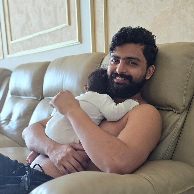  അടുത്തിടെയാണ് നടി അമ്മയായത്. ഇലൈ എന്നാണ് മകന് അമലയും ഭർത്താവും നൽകിയിരിക്കുന്ന പേര്. കഴിഞ്ഞ വർഷം നവംബറിലായിരുന്നു അമലയുടെ വിവാഹം. വൈകാതെ താൻ ​ഗർഭിണിയാണെന്ന സന്തോഷ വാർത്തയും നടി ആരാധകരെ അറിയിച്ചു.