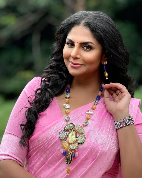ലൊക്കേഷനിൽ വൈൻഗ്ലാസ് പിടിക്കാനും മറ്റും പഠിപ്പിക്കാൻ നിരവധിപ്പേർ ഉണ്ടായിരുന്നു എന്ന് ആശ ഓർക്കുന്നു. ഇതിനിടയിൽ തമാശയായി 'നീ നല്ല അടിയാണല്ലേ' എന്ന് ലാലിൻറെ കമന്റും എത്തി 