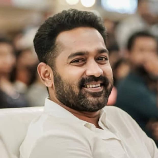 സാധാരണ ഗതിയിൽ പുതിയ സിനിമാ റിലീസ് ഉണ്ടാവുമ്പോൾ, അതിലെ നായികാ നായകന്മാർ വാർത്തകളിൽ നിറയുക പതിവാണ്. ആസിഫ് അലിയുടെ കാര്യത്തിൽ പുതിയ ചിത്രമായ 'അഡിയോസ് അമിഗോ' തിയേറ്ററിലേക്ക് വരാൻ പോകുന്ന വേളയിൽ അദ്ദേഹം വാർത്തകളിൽ നിറഞ്ഞതു പക്ഷേ മനസിന്റെ വലുപ്പത്തിന്റെ കാര്യത്തിലാണെന്നു മാത്രം. ഇപ്പോൾ വയനാടിന് വേണ്ടിയും ആസിഫ് അലി രംഗത്തെത്തുന്നു  