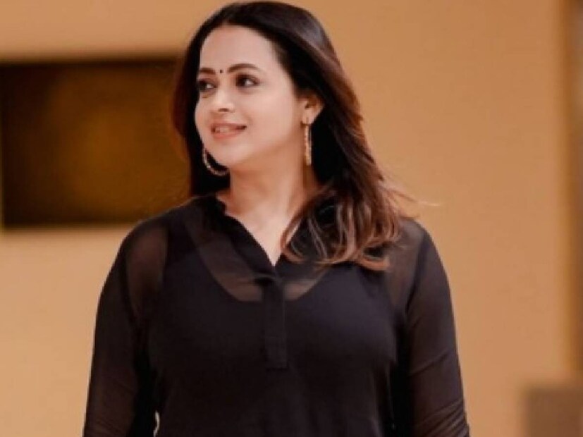 ഹിറ്റ്, റിലീസ് തുടങ്ങിയ വാക്കുകൾ പോലെ ഇന്ന് സിനിമാ താരങ്ങളുമായി ഏറെ ചേർന്ന് നിൽക്കുന്ന ഒന്നാണ് 'വൈറൽ'. നവമാധ്യമങ്ങളുടെ കുത്തൊഴുക്കിലാണ് ഏറ്റവും കൂടുതൽ ആൾക്കാർ കാണുന്ന, അവരിലേക്കെത്തുന്ന കണ്ടന്റിനെ 'വൈറൽ' എന്ന പേര് കൊണ്ട് വിളിക്കപ്പെടാൻ  ആരംഭിച്ചത്. നടി ഭാവനയും (Bhavana) അത്തരത്തിൽ വൈറൽ എന്ന വാക്കുമായി ഏറെ ബന്ധപ്പെട്ട താരമാണ്. ഭാവന ഒരു പോസ്റ്റ് ഇടുകയോ, റീൽ പോസ്റ്റ് ചെയ്യുകയോ ഉണ്ടായാൽ അത് ഒരുപക്ഷേ പ്രേക്ഷകർക്കിടയിൽ സിനിമയേക്കാൾ ഹിറ്റായിരിക്കും