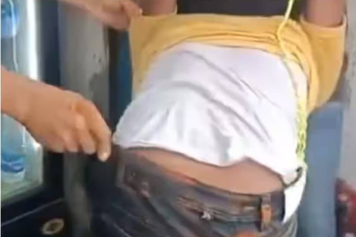 उन्होंने उस पर चोरी का आरोप लगाते हुए पेंसिल से युवक की गुदा में मिर्च पाउडर डाल दिया उन्होंने उस पर चोरी का आरोप लगाते हुए पेंसिल से युवक की गुदा में मिर्च पाउडर डाल दिया