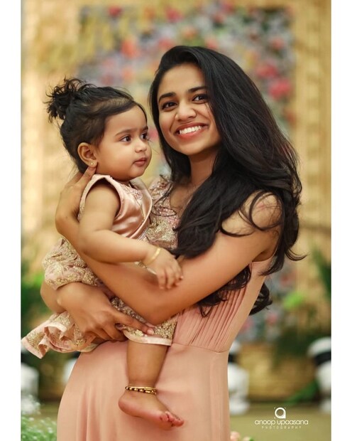  മീനാക്ഷിയുമായും മാമാട്ടിക്ക് സാമ്യമുണ്ടെന്നായിരുന്നു ചിലരുടെ കണ്ടെത്തല്‍. അവര് രണ്ടുപേരും നല്ല സാമ്യമുണ്ടെന്നായിരുന്നു ദിലീപ് പറഞ്ഞത്. ചേച്ചിയുണ്ടെങ്കില്‍ പിന്നെ മാമാട്ടിക്ക് മറ്റാരെയും വേണ്ടെന്നും ദിലീപ് പറഞ്ഞിരുന്നു. എവിടെ പോയാലും ചേച്ചിക്ക് പിന്നാലെയാണ് അനിയത്തി. വീഡിയോകളിലെല്ലാം ആ സൗഹൃദം കാണാനുണ്ടായിരുന്നു. കുടുംബസമേതമായുള്ള ദിലീപിന്റെ ചിത്രങ്ങളും വീഡിയോകളുമെല്ലാം ക്ഷണനേരം കൊണ്ട് വൈറലായി മാറാറുണ്ട്.