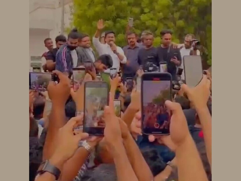 കേരളത്തിൽ, കൊച്ചി നഗരത്തിൽ സിനിമ പോലെ ഹിറ്റായി മാറിയ ദിലീപിന്റെ 'ദേ പുട്ട്' ഇനി ജിദ്ദയിലെ ആരാധകർക്കും ആസ്വദിക്കാം. ഈ റെസ്റ്റോറന്റ് ബ്രാൻഡിന്റെ ഏറ്റവും പുതിയ ബ്രാഞ്ച് കഴിഞ്ഞ ദിവസം ഇവിടെ തുറന്നു. സുഹൃത്തായ നാദിർഷക്കൊപ്പം വളരെ വർഷങ്ങൾക്ക് മുൻപ് മൊട്ടിട്ട ആശയമാണ് ദേ പുട്ട് എന്ന റെസ്റ്റോറന്റ്. അൽപ്പം തേങ്ങാ പീരയും അരിപ്പൊടിയും ചേർത്ത് വീടുകളിലെ ആവിപറക്കുന്ന അടുക്കളകളിൽ പിറന്നിരുന്ന പുട്ടിന് ഫ്ലേവറുകൾ പകരാൻ സാധിക്കും എന്ന കണ്ടെത്തൽ ദിലീപിന്റെ 'ദേ പുട്ടിൽ' നിന്നും പ്രചരിച്ച ഒരു ആശയമായിരുന്നു 