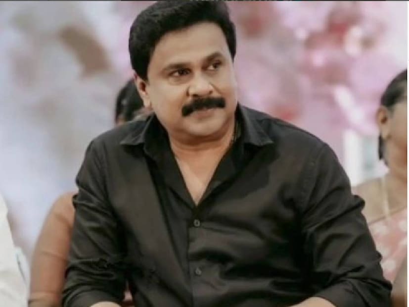 ദിലീപ് ഈ സമയം നാട്ടിലല്ല. വിദേശത്താണ്. കഴിഞ്ഞ ദിവസമാണ് ദിലീപിന്റെ ഏറ്റവും പുതിയ വിശേഷം ഇതെന്ന നിലയിൽ പുറത്തുവരുന്നത്. ഒപ്പം നടനും സംവിധായകനുമായ നാദിർഷയെയും കാണാം. വൻ ജനാവലിയാണ് ദിലീപിനെ വരവേൽക്കാൻ ഇവിടെയുള്ളത്. സിനിമാ സ്റ്റൈലിൽ അകമ്പടിയോടു കൂടിയാണ് ദിലീപിന്റെ വരവ്. വാഹനത്തിൽ വന്നിറങ്ങിയ ദിലീപിനെ കേരളത്തിലെന്ന പോലെത്തന്നെ ഒരു വമ്പൻ ആരാധക വൃന്ദം പൊതിയുന്നത് കാണാം. അടുത്ത ഓണചിത്രം ഉണ്ടാകുമോ എന്ന് ദിലീപ് പ്രഖ്യാപിച്ചിട്ടില്ല എങ്കിലും, പ്രൊഫഷണൽ ജീവിതത്തിന്റെ മറ്റൊരു അധ്യായം ഇവിടെ തുറന്നു കഴിഞ്ഞു (തുടർന്ന് വായിക്കുക)
