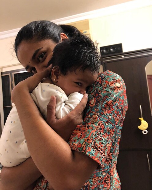  അതിൽ ദിലീപ് I Love You എന്നാണ് എഴുതിത്. ഇത് വായിച്ച അവതാരകയും ഞെട്ടിപ്പോയി. എത്ര ലളിതമായാണ് ആ സനേഹത്തെ താരം വിവരിച്ചത് എന്നാണ് ആരാധകരും പറയുന്നത്.
