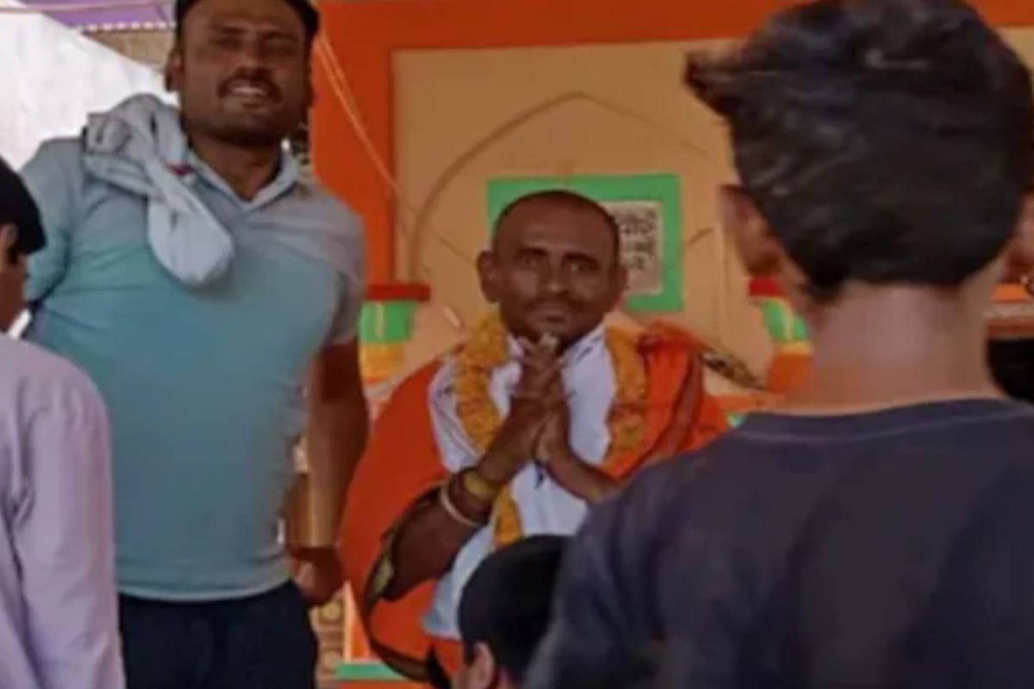 രാമക്ഷേത്രം പണിയുന്നത് വരെ ചെരിപ്പിട്ടില്ല; ഭക്തൻ പാദരക്ഷ ധരിച്ചത് ‍11 വർഷത്തിന് ശേഷം