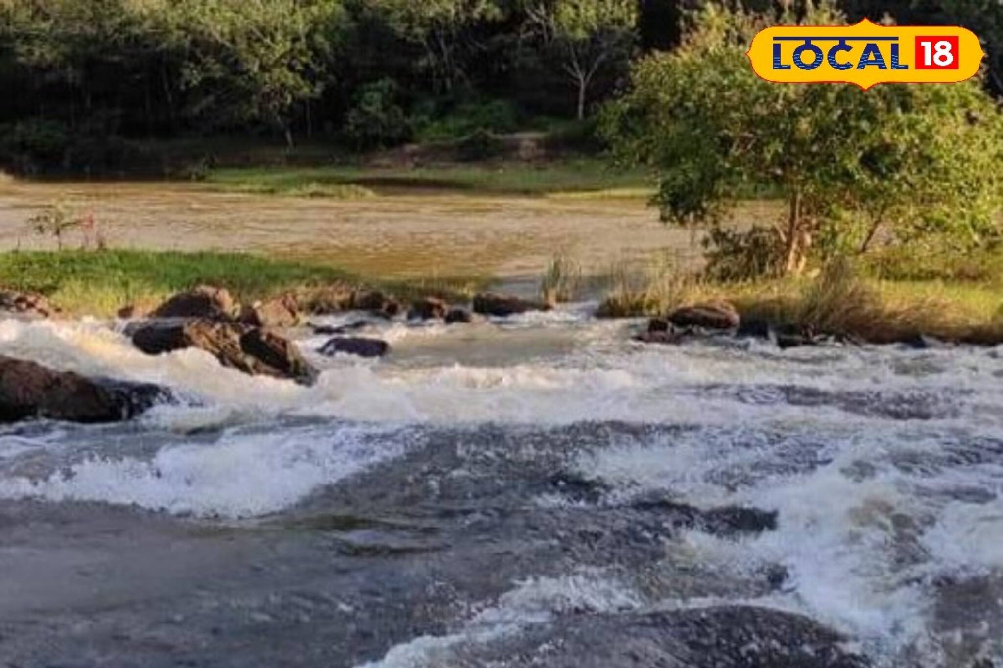 തട്ടുതട്ടുകളായി നുരഞ്ഞു പതഞ്ഞൊഴുകി മനം കവര്‍ന്ന് വട്ടത്തില്‍ വെള്ളച്ചാട്ടം