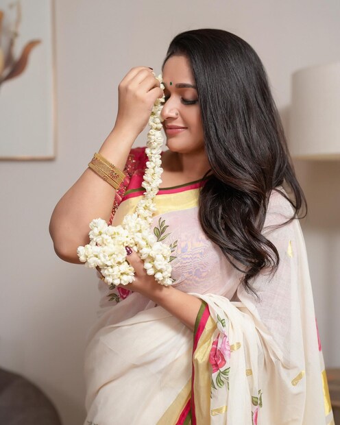 ചിത്രങ്ങൾ കണ്ട കാവ്യയുടെ ആരാധകർക്ക് കാവ്യയെ എത്രകണ്ട് വർണിച്ചിട്ടും മതിവരുന്നില്ല. അതിലൊരാൾ ചിത്രങ്ങൾ ഒന്നിൽ നൽകിയിരിക്കുന്ന ക്യാപ്‌ഷനിൽ സാരിക്കാണോ, കാവ്യക്കാണോ കൂടുതൽ ഭംഗി എന്ന് ആശ്ചര്യപ്പെടുന്നു. രണ്ടിലും ഭംഗി ഒരുപോലെ നിറഞ്ഞിരിക്കുന്നു (തുടർന്ന് വായിക്കുക)
