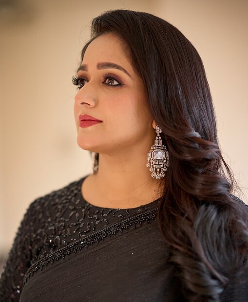 കാവ്യാ മാധവൻ കുറച്ചുകൂടി സ്ലിം ആയിട്ടുണ്ട് എന്നും കണ്ടെത്തിയവരുണ്ട്. ചിത്രങ്ങളിൽ കാവ്യ വസ്ത്ര, സ്റ്റൈലിസ്റ്റ്, ആഭരണം, ഹെയർ ആൻഡ് മേക്കപ്പ്, ഫോട്ടോഗ്രാഫർ എന്നിവർക്കും ക്രെഡിറ്റ് നൽകിയിട്ടുണ്ട് 