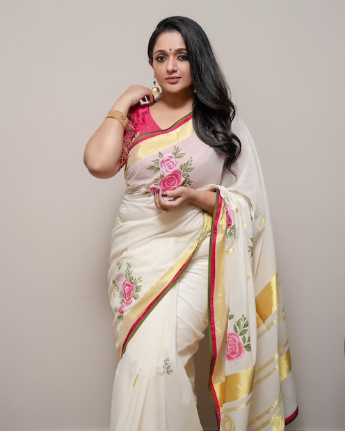 കാവ്യാ മാധവന് (Kavya Madhavan) ഇക്കുറി ഓണം (Onam) നേരത്തേയെത്തി. തന്റെ ഡിസൈനർ ബുട്ടീക്കായ ലക്ഷ്യയുടെ സാരി ചുറ്റി പോസ് ചെയ്യുന്ന ചിത്രങ്ങൾ കാവ്യാ മാധവൻ ഇൻസ്റ്റഗ്രാമിൽ പങ്കിട്ടു. കേരള സാരിയിൽ അതി സുന്ദരിയായ കാവ്യാ മാധവനെ കാണാം. കേരള സാരിയിൽ പൂക്കളുടെ ഡിസൈൻ തീർത്തിരിക്കുന്നു. സാരിക്ക് ചേരുന്ന ആഭരണങ്ങളും കാവ്യാ മാധവൻ ധരിച്ചിട്ടുണ്ട്
