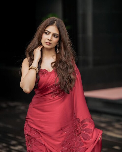  മോഡലിങ്ങിൽ തിളങ്ങി നിൽക്കുന്ന നടി സ്റ്റൈലൻ ചിത്രങ്ങൾ ഷെയർ ചെയ്തു ആരാധകരുടെ ശ്രദ്ധനേടാറുണ്ട്. ഫാഷൻ ലോകത്തെ ഒരു ട്രെൻഡ് സെറ്റർ ആണ് മാളവിക എന്നുപറയാം.