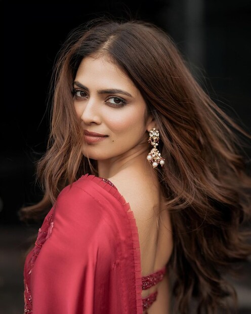  ചുവന്ന സാരിയിൽ മാളവികയെ അതിസുന്ദരിയായി കാണപ്പെട്ടു. എംബ്രോയ്ഡറി ചെയ്ത ഫ്ലോറൽ സാരിയോടൊപ്പം സ്ലീവ്ലെസ് ബ്ലൗസാണ് താരം ധരിച്ചിരിക്കുന്നത്. ബ്ലൗസിന്റെ പുറകുവശത്തെ വർക്ക് സാരിക്ക് റോയൽ ലുക്ക് നൽകി.