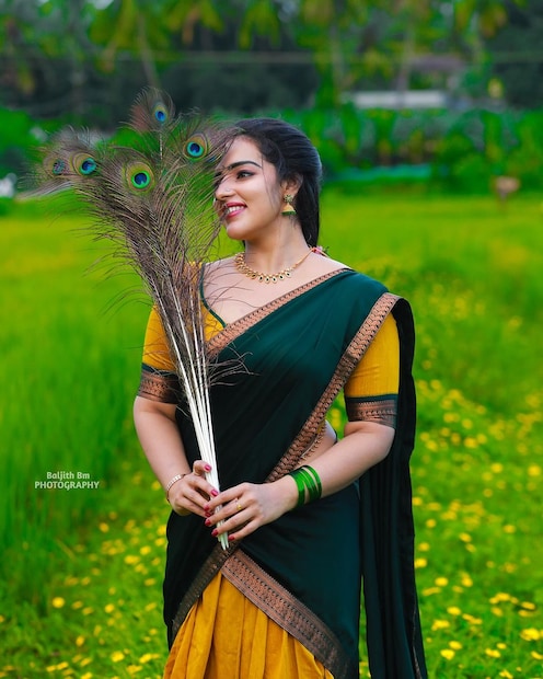  ജന്മാഷ്ടമി ദിനത്തിൽ മനോ​​ഹരമായ ഫോട്ടോഷൂട്ട് ചിത്രങ്ങളുമായി നടി മാളവിക സി മേനോൻ. കൃഷ്ണന്റെ വി​ഗ്രഹം അരികിൽ വെച്ച് കൊണ്ടാണ് താരം ഫോട്ടോഷൂട്ട് നടത്തിയിരിക്കുന്നത്.