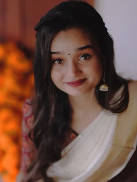  ബാലതാരമായി എത്തിയ മലയാളിമനസ്സിൽ ചേക്കേറിയ താരമാണ് മീനാക്ഷി അനൂപ്. 'മിനുങ്ങും മിന്നാ മിനുങ്ങേ... മിന്നി മിന്നി മിന്നി തേടുന്നതാരേ.. ' കുട്ടികളും മുതിർന്നവരുമെല്ലാം ഒരു പോലെ ഏറ്റുപാടിയ ഈ ഗാനം കേൾക്കുമ്പോൾ പ്രേക്ഷക മനസ്സിൽ ആദ്യം ഓടിയെത്തുക മീനൂട്ടിയുടെ മുഖമാണ്.