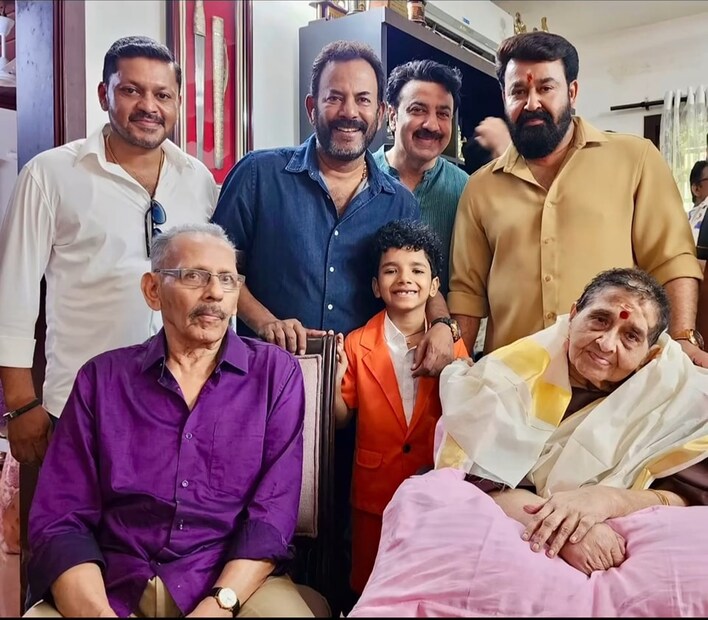 ഭാര്യ സുചിത്ര, സുഹൃത്തും നിർമാതാവുമായ ആന്റണി പെരുമ്പാവൂർ, സുഹൃത്ത് സനിൽ, മേജർ രവി തുടങ്ങിയവർ പിറന്നാൾ ആഘോഷത്തിൽ പങ്കുചേർന്നു. കൊച്ചുഗായകൻ ആവിർഭവ് മോഹൻലാലിന്റെ അമ്മയുടെ മുന്നിൽ പാട്ടുപാടും ചെയ്തിരുന്നു (തുടർന്ന് വായിക്കുക) 