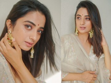 Namitha Pramod| പൊട്ടോ.. മൂക്കുത്തിയോ നിങ്ങൾക്കിഷ്ടപ്പെട്ടത്? നമിത പ്രമോദിന്റെ ഈ ലുക്ക് ഇഷ്ടായോ Namitha Pramod| പൊട്ടോ.. മൂക്കുത്തിയോ നിങ്ങൾക്കിഷ്ടപ്പെട്ടത്? നമിത പ്രമോദിന്റെ ഈ ലുക്ക് ഇഷ്ടായോ