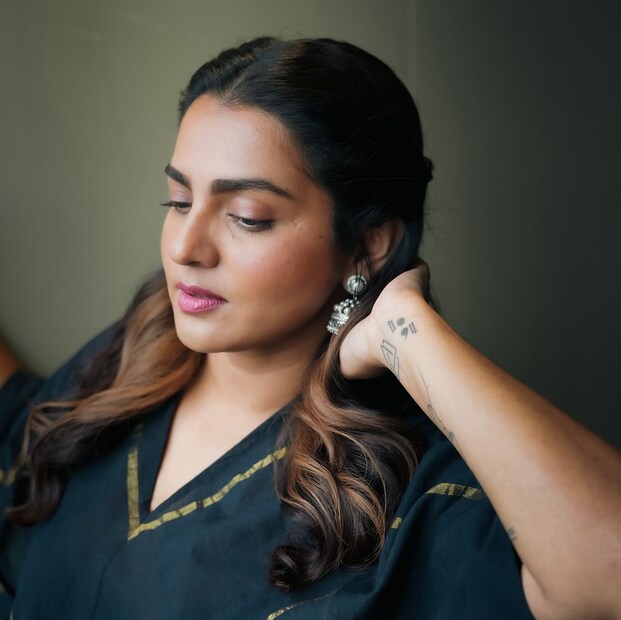  തന്റെ കരിയറിലെ ഏറ്റവും മികച്ച സമയത്തിലൂടെയാണ് നടി പാർവ്വതി തിരുവോത്ത് ഇപ്പോൾ കടന്നു പോകുന്നത്. ഉള്ളൊഴുക്ക്, മനോരഥങ്ങൾ, തങ്കലാൻ എന്നിവ ഈ വർഷം താരത്തിന്റെ കരിയറിന്റെ ​ഗതി മാറ്റിയ ചിത്രങ്ങളാണ്.