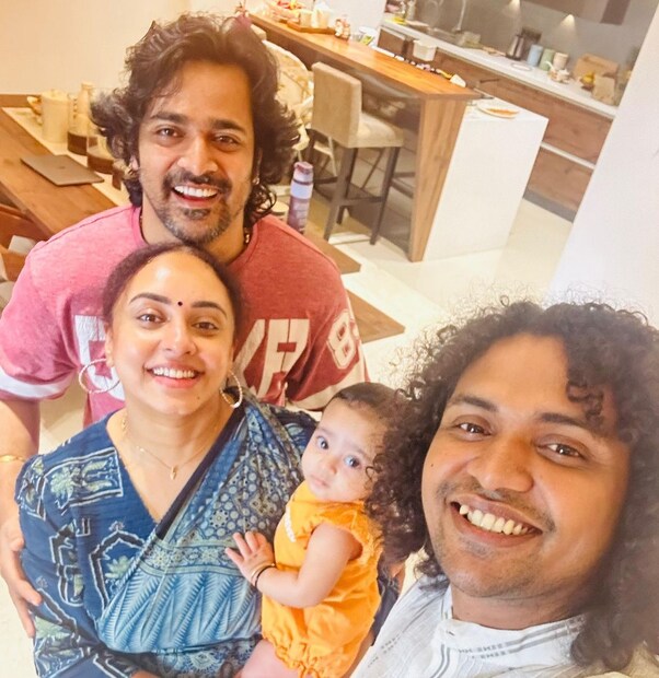  എൻ്റെ ഗുരു ഇന്ന് എത്തി. പരമ്പരാഗത ഗുരു ദക്ഷിണയ്ക്ക് ശേഷം ഞങ്ങൾ എൻ്റെ ആദ്യ പാഠം ആരംഭിച്ചു. എൻ്റെ ഹൃദയം ഒരിക്കലും മറക്കാത്തത് ഓർക്കാൻ എൻ്റെ കാലുകൾ ശ്രമിക്കുന്നതുപോലെ തോന്നി! കുട്ടിക്കാലത്ത്, എൻ്റെ ആദ്യ ഗുരു താരകല്യണിൽ നിന്നാണ് ഞാൻ ശാസ്ത്രീയ നൃത്തം പഠിച്ചത്. ഞാനും നൃത്തം ചെയ്തു, വളഞ്ഞു, വീണു, പക്ഷേ പിന്നീട് ജീവിതം ഏറ്റെടുത്തതിനാൽ എനിക്ക് അത് താൽക്കാലികമായി നിർത്തേണ്ടിവന്നു.