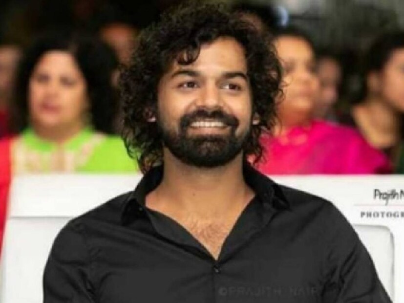 ഇടയ്ക്കിടെ ചിലകാഴ്ചകൾ ഇൻസ്റ്റഗ്രാമിൽ പ്രണവ് ആയിത്തന്നെ പോസ്റ്റ് ചെയ്യും. എല്ലാം കേരളത്തിന് പുറത്തോ, രാജ്യത്തിനു പുറത്തോ ഉള്ള ഇടങ്ങളാകും. കുന്നും മലയുമാണ് പ്രണവിന്റെ ഇഷ്‌ട സ്ഥാനങ്ങൾ. ഉയരങ്ങൾ താണ്ടി ക്ഷീണിച്ചാൽ, ഒരു മലയിറങ്ങി മറ്റൊരിടത്തേക്ക് (തുടർന്ന് വായിക്കുക)