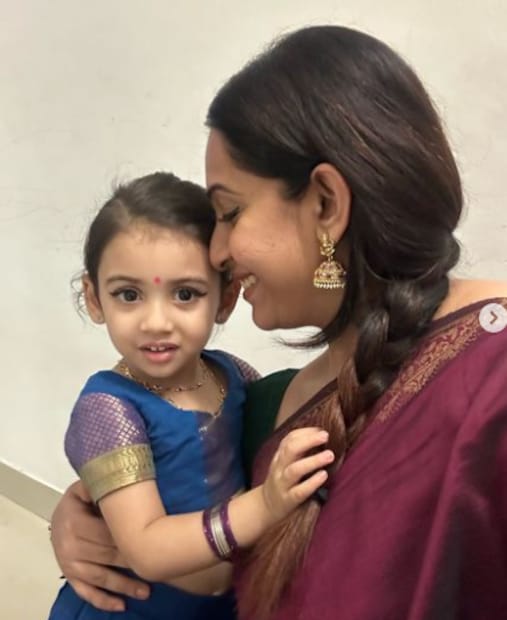  അതിനുള്ള കാരണവും, ജീവിതത്തിലെ ദുഃഖങ്ങളെ എങ്ങനെയാണ് മറികടക്കുന്നതെന്നും വിവരച്ചികൊണ്ടാണ് സൗഭാ​ഗ്യ പുതിയൊരു വീഡിയോ ഇട്ടിരിക്കുന്നത്. മകൾക്ക് അസുഖം വന്നതിനാൽ ഇരുവരും ആശുപത്രിയിലായിരുന്നു. ആശുപത്രി തിരക്കുകൾക്ക് ശേഷം ഏകദേശം 15 ദിവസങ്ങൾ കഴിഞ്ഞതിന് ശേഷമാണ് സൗഭാ​ഗ്യ വീഡിയോ പങ്കുവച്ചിരിക്കുന്നത്.