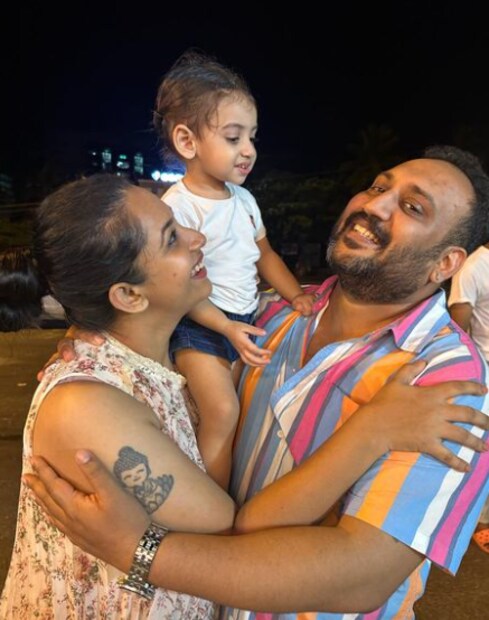  ആശുപത്രിയിൽ ആയിരുന്ന സമയത്ത് താനും നല്ല ക്ഷീണത്തിലായിരുന്നെന്നാണ് സൗഭാ​ഗ്യ പറയുന്നത്. ദൈവാനു​ഗ്രഹത്താലാണ് പെട്ടെന്ന് ഡിസ്ചാർജായത്. വല്ലതെ ഡൗണായി പോകുന്ന ഓരോ സമയത്തും ആത്മീയതയെ മുറുകെ പിടിക്കുന്ന ആളാണ് താനെന്നും പലപ്പോഴും പ്രാർത്ഥനയും ധ്യാനവുമായിട്ടിരിക്കാറുണ്ടെന്നുമാണ് താരം വീഡിയോയിൽ വ്യക്തമാക്കുന്നു.