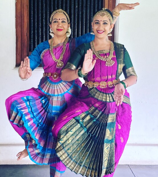  താര കല്യാണിന്റെ മകൾ എന്നതിലുപരി സ്വന്തം കഴിവുകളിലുടെയാണ് സൗഭാ​ഗ്യ എപ്പോഴും അറിയപ്പെട്ടിരുന്നത്. ഇടക്കാലത്ത് അർജുൻ സീരിയലുകളിൽ അഭിനയിച്ചിരുന്നു. തിരക്കേറിയ ജീവിതവും അപ്രതീക്ഷിതമായി കുടുംബത്തിലെ ചിലർ മരണപ്പെട്ടതിനെയും തുടർന്ന് അർജുൻ അഭിനയ ജീവിതം വളരെ പെട്ടെന്ന് തന്നെ അവസാനിപ്പിച്ചിരുന്നു. ഡാൻസ് ക്ലാസും യൂട്യൂബ് വീഡിയോയും ആയാണ് ഇപ്പോൾ കുടുംബം മുന്നോട്ട് പോകുന്നത്.