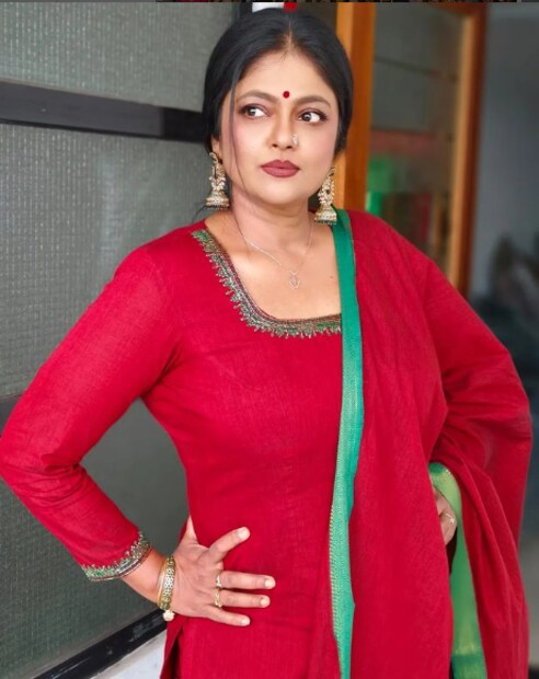  ഹേമകമ്മിറ്റി റിപ്പോർട്ടുമായി ബന്ധപ്പെട്ടിട്ടുള്ള ചർച്ചകളാണ് സമൂഹമാദ്ധ്യമങ്ങളിൽ നിറയുന്നത്. ഇതിൽ ആരോപണങ്ങളും പ്രത്യാരോപണങ്ങളും മാത്രമല്ല ഉൾ‌പ്പെടുന്നത്. സിനിമാ മേഖലയിലുള്ളവരെ കുറിച്ചുള്ള തെറ്റായ പ്രചരണങ്ങളും ഉയരുന്നുണ്ട്. ഇത്തരത്തിലെ പ്രചരണങ്ങൾക്ക് മറുപടിയുമായി എത്തിയിരിക്കുകയാണ് നടി മഞ്ജുപിള്ള.